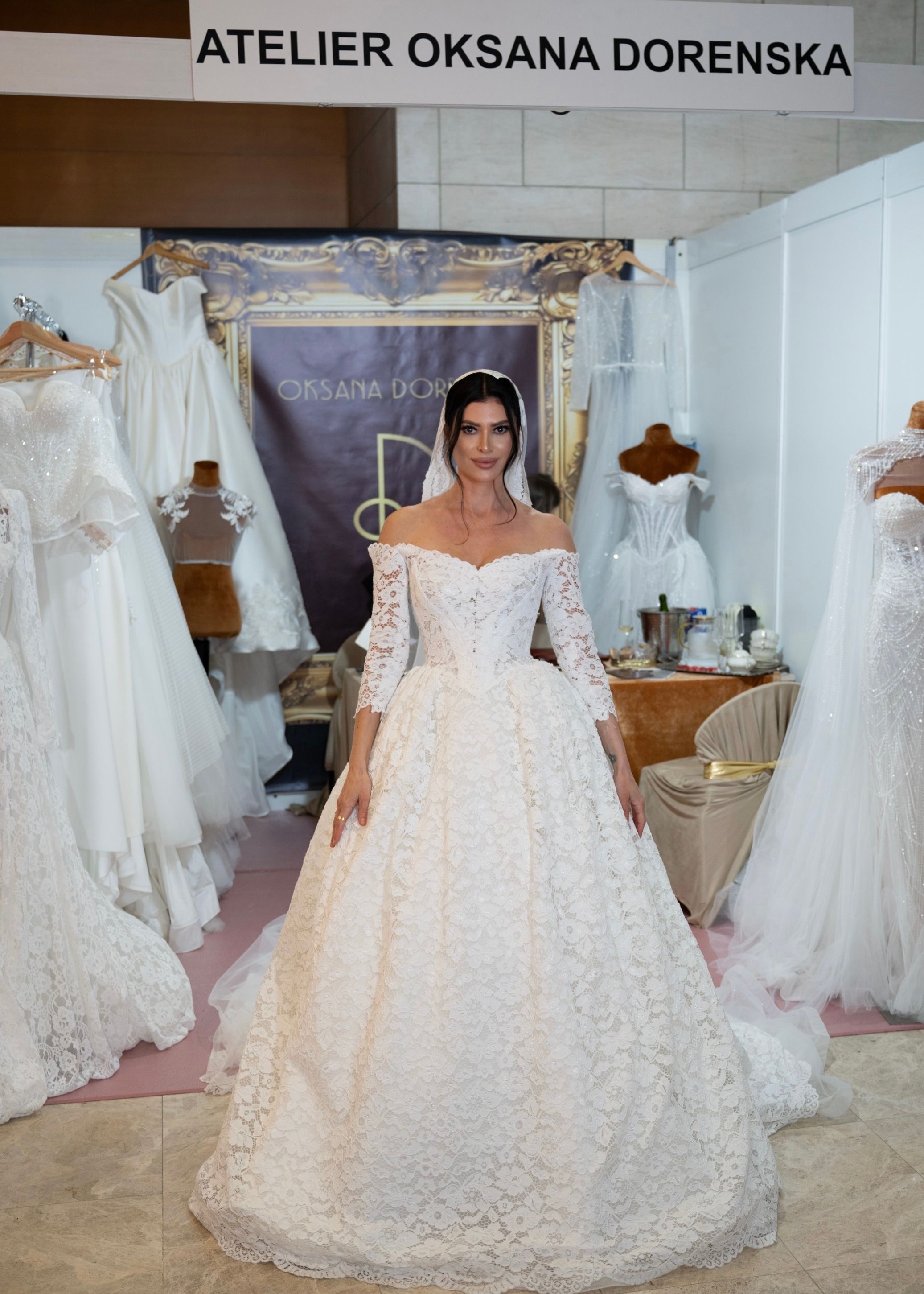 Vestido de novia de corte princesa con hombros caídos, en Fira Núvis — Oksana Dorenska