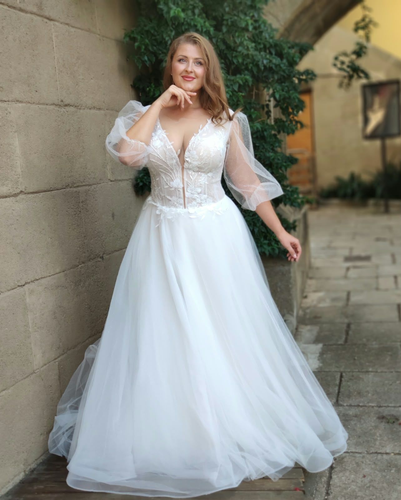 Vestido de novia línea A con escote profundo en V y medias mangas de tul abullonadas — Oksana Dorenska