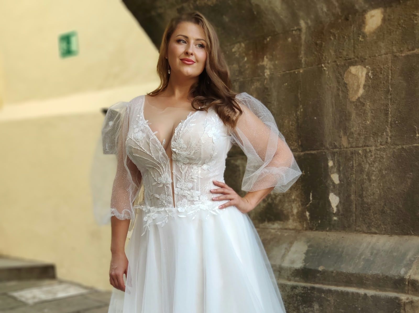 Vestido de novia línea A con escote profundo en V y medias mangas de tul abullonadas — Oksana Dorenska