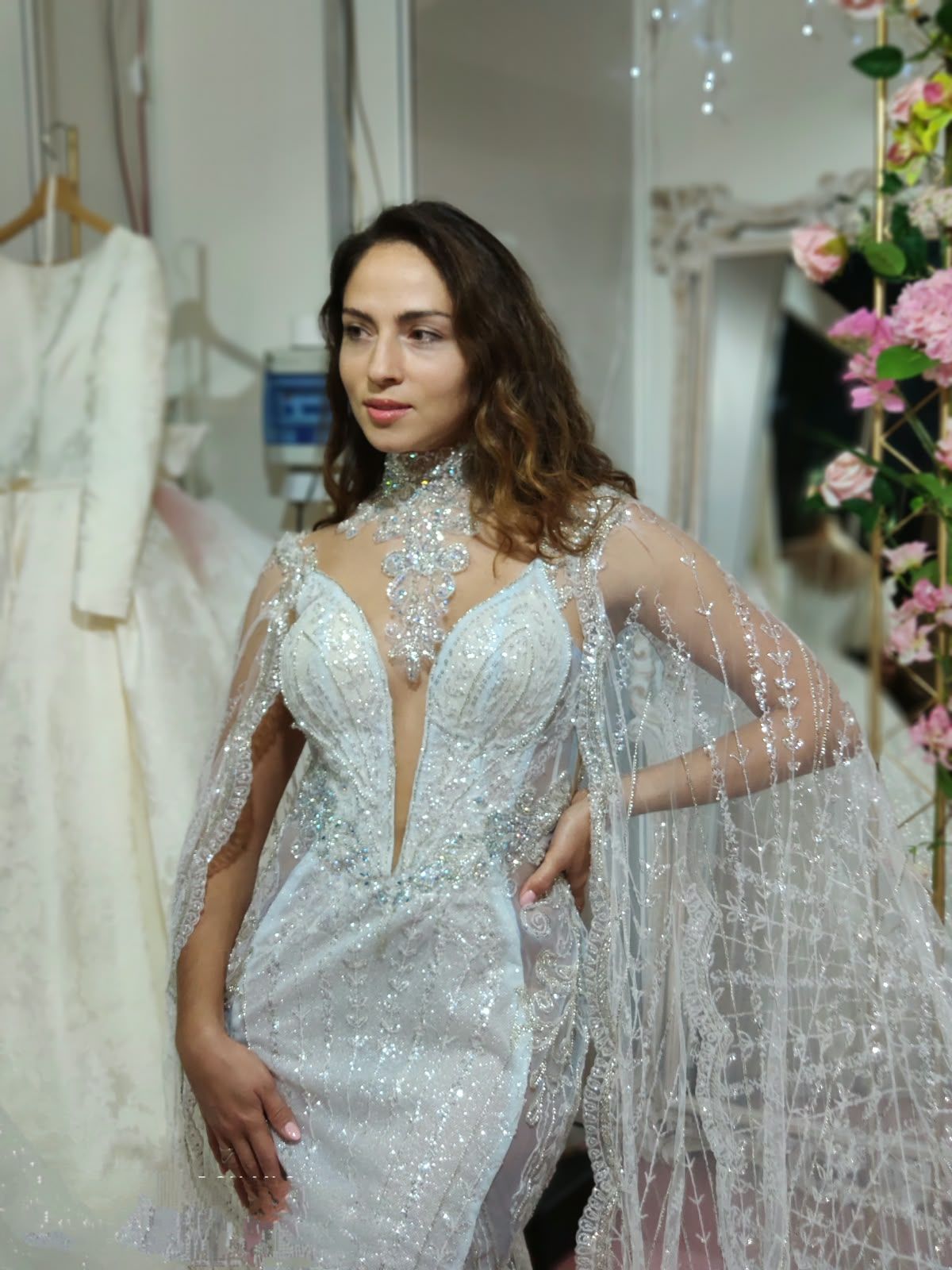 Vestido de novia sirena de pedrería con cuello alto, escote profundo y capa transparente bordada — Oksana Dorenska