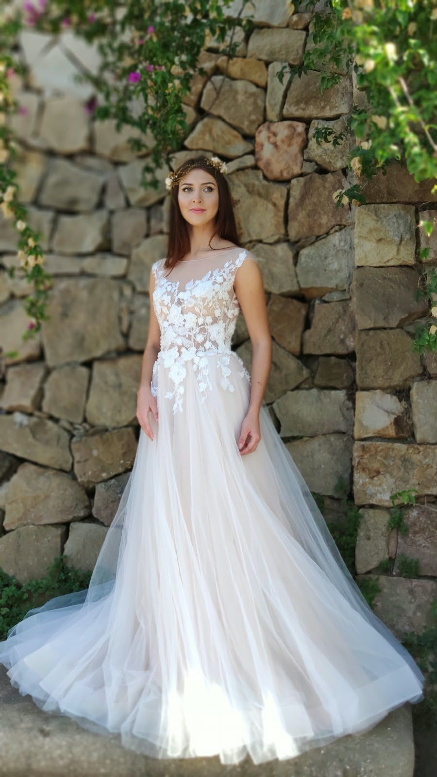 Vestido de novia línea A sin mangas con aplicaciones florales y falda de tul — Oksana Dorenska