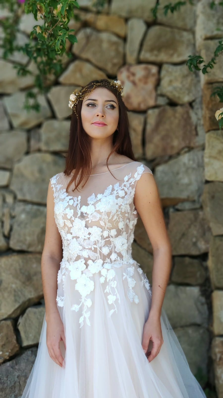 Vestido de novia línea A sin mangas con aplicaciones florales y falda de tul — Oksana Dorenska