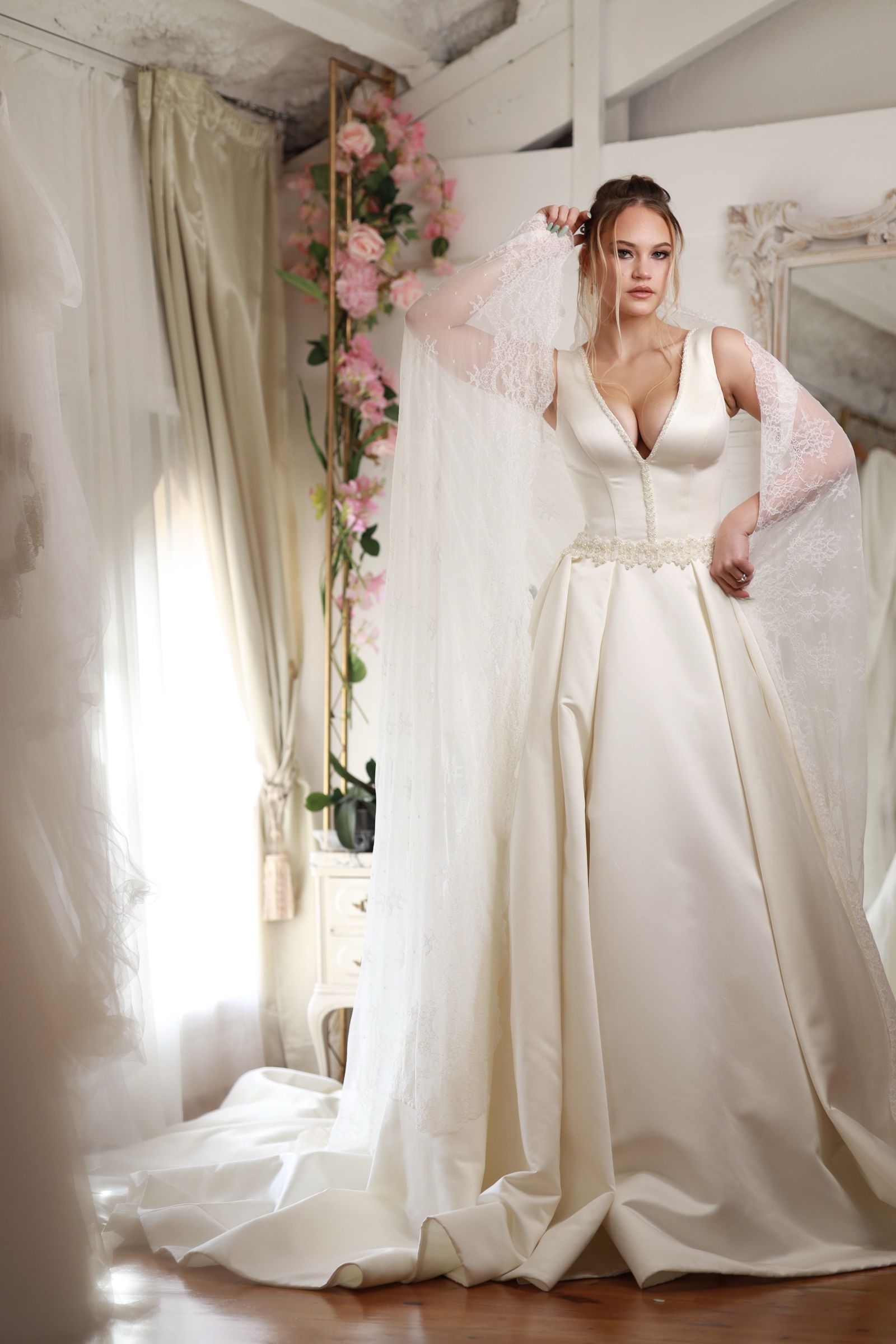 Vestido de novia con corsé de pedrería, falda de satén y velo — Oksana Dorenska