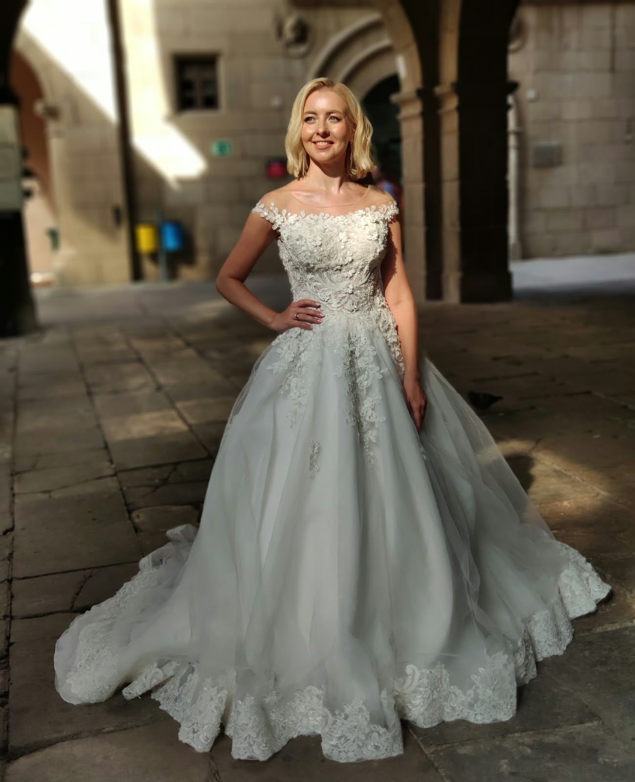 Vestido de novia línea A con cuerpo de encaje y falda de tul con brillo — Oksana Dorenska