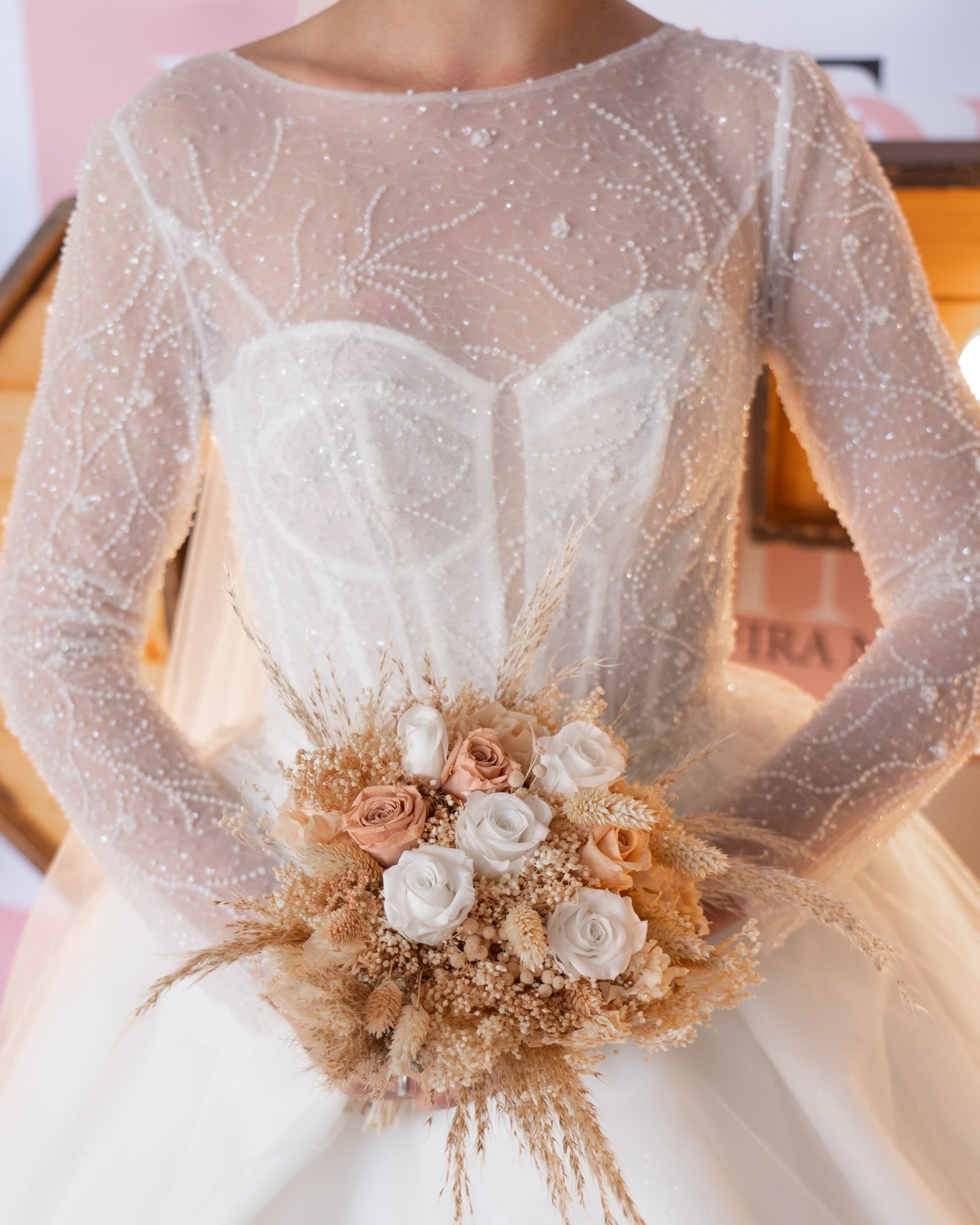 Vestido de novia de corte princesa, manga larga de tul ilusión bordado, escote corazón, falda de satén — Oksana Dorenska