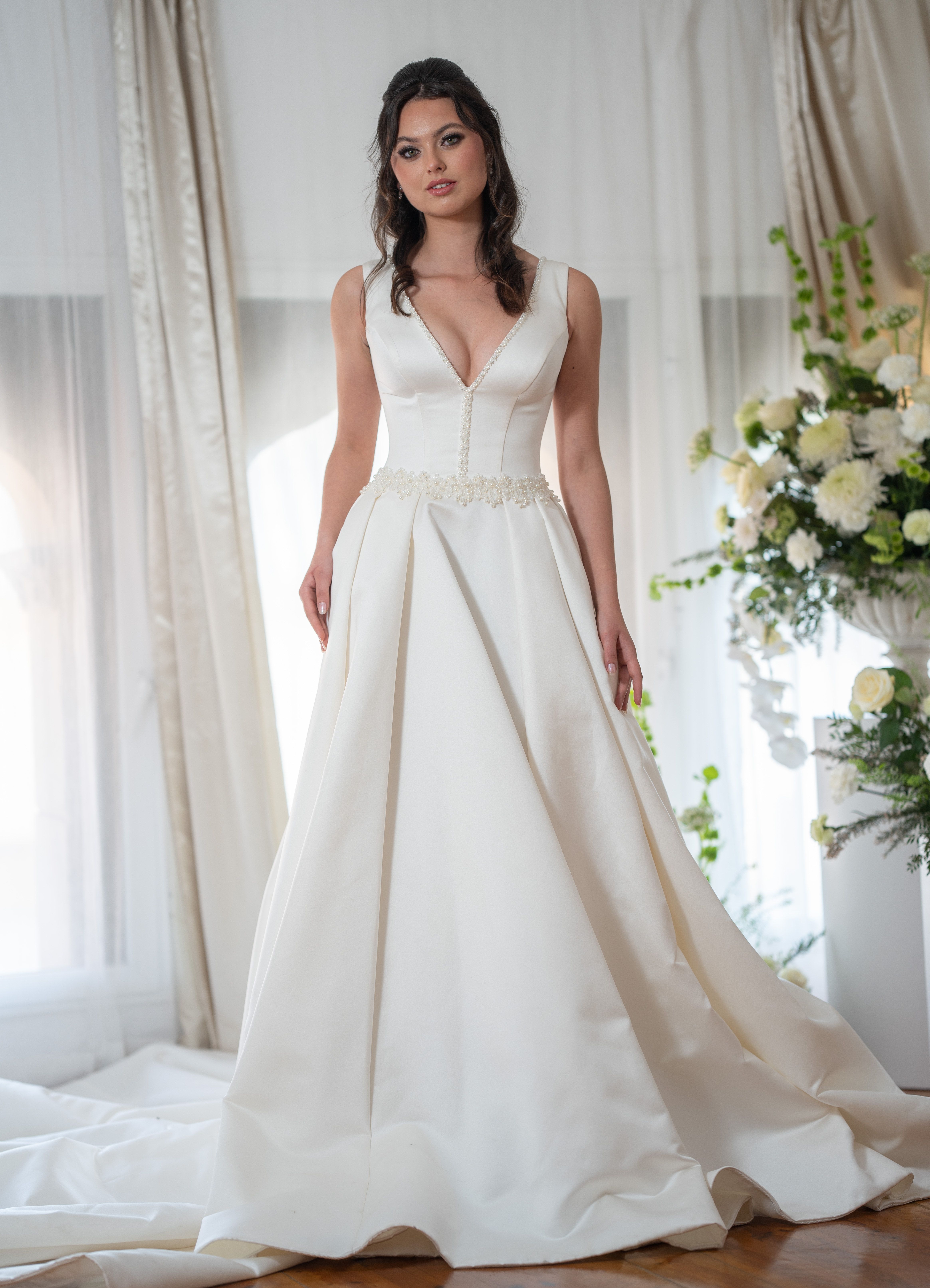 Vestido de novia línea A de satén con escote en V — Oksana Dorenska