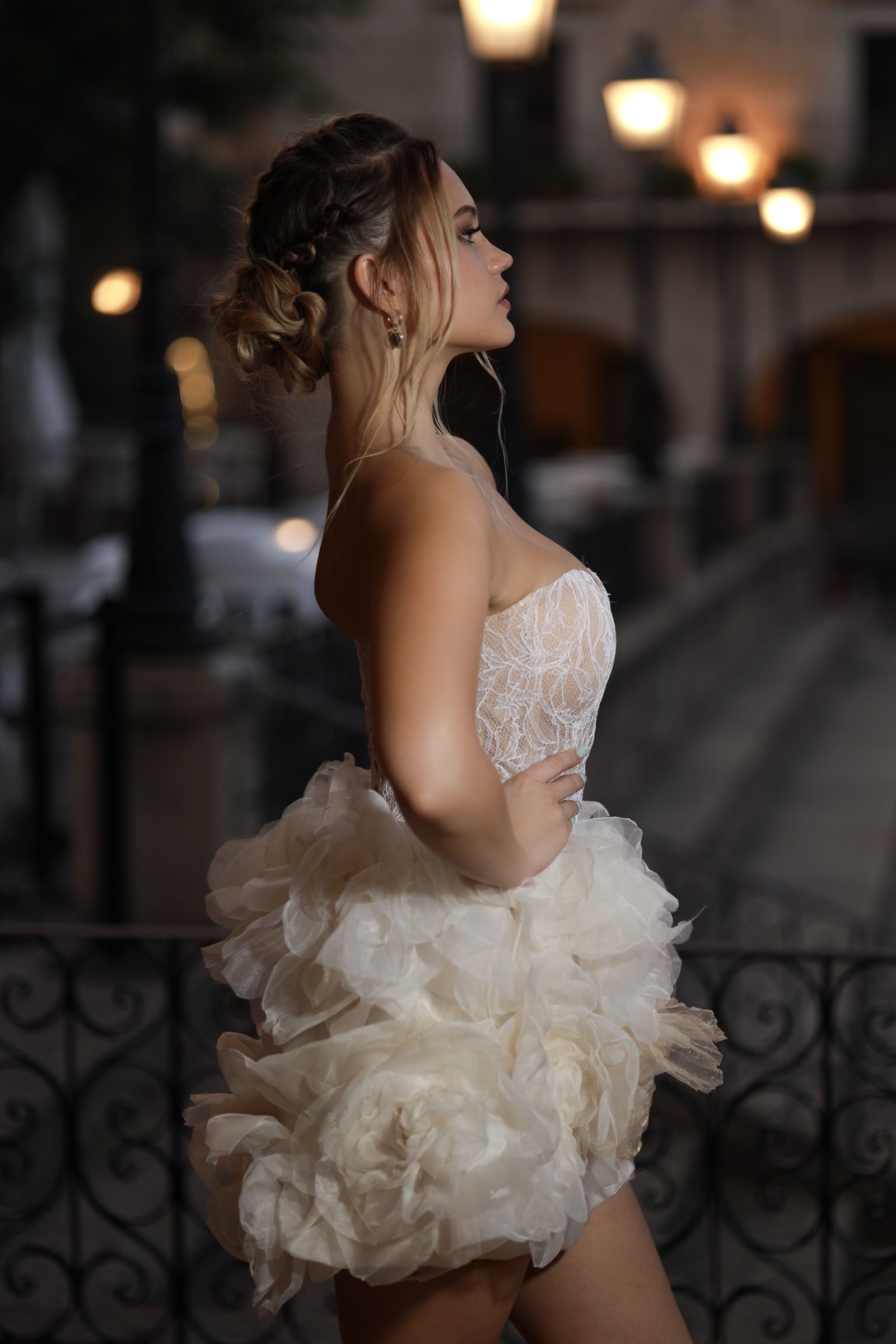 Vestido corto de novia con falda de volantes — Oksana Dorenska